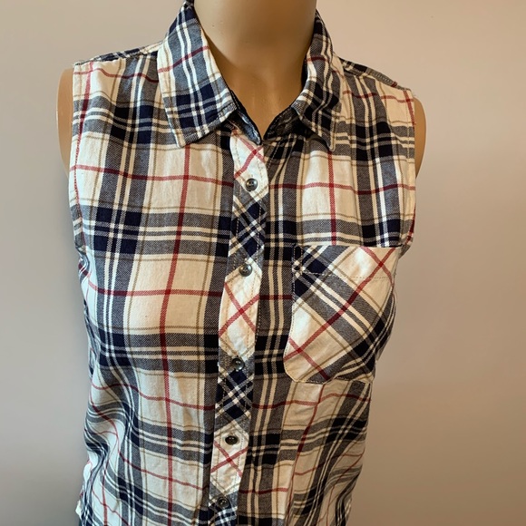 Forever21 women’s Junior plaid sleeveless shirt - Picture 5 of 13